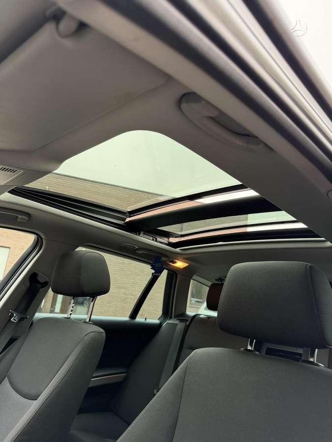 BMW 320 2011 — photo 28