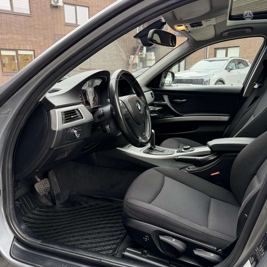 BMW 320 2011 — photo 29
