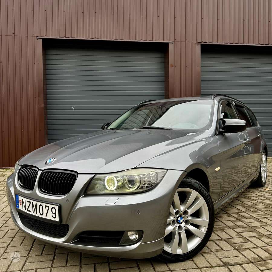 BMW 320 2011 — interior