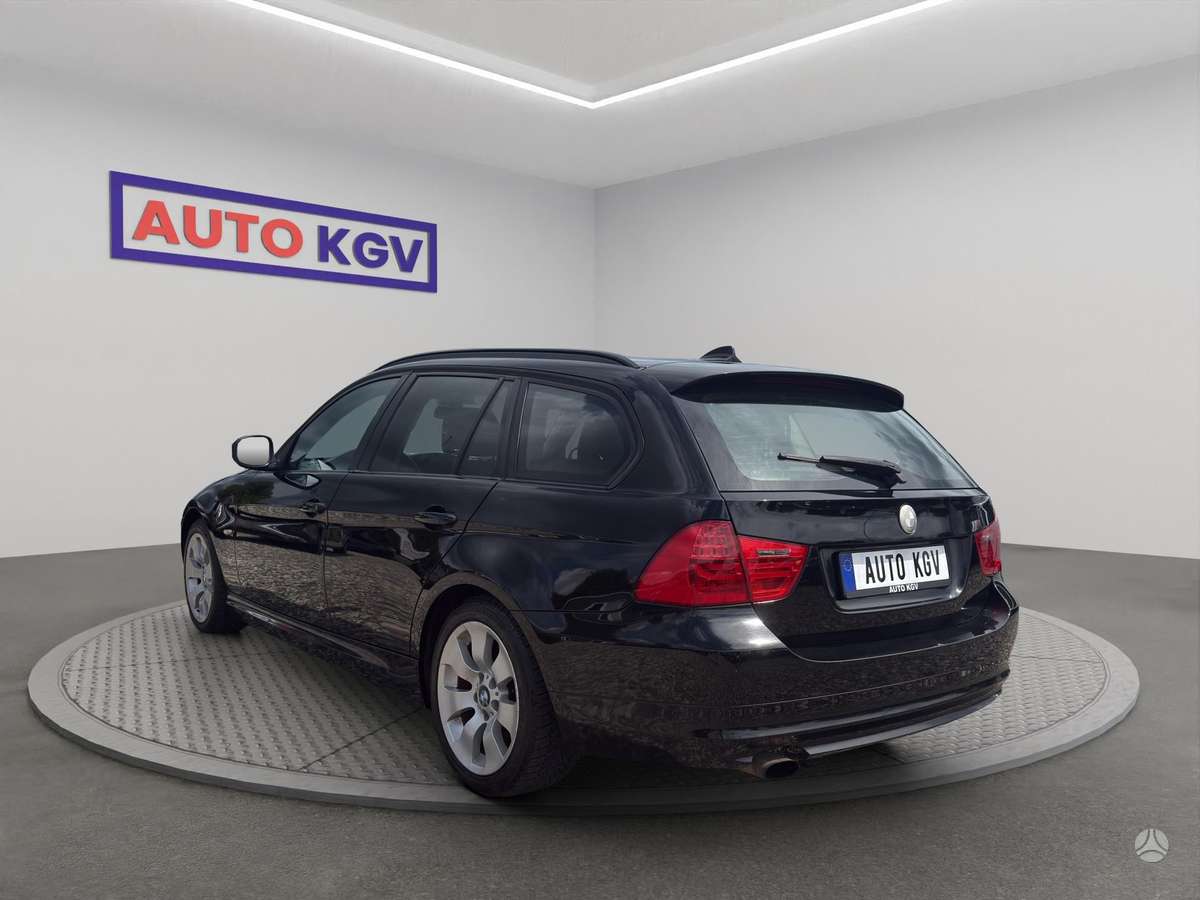 BMW 318 2011 — салон