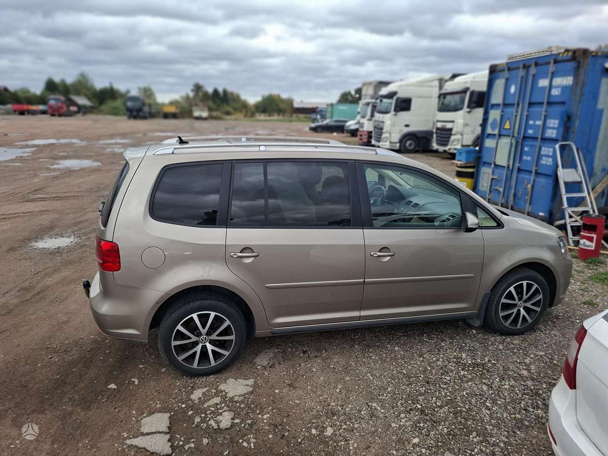 Volkswagen Touran 2013 — rear view