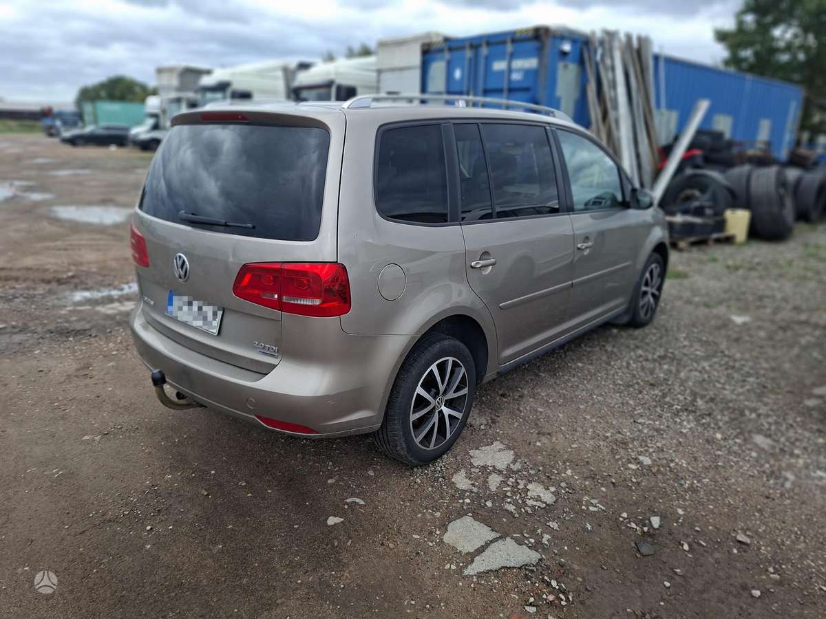 Volkswagen Touran 2013 — interior