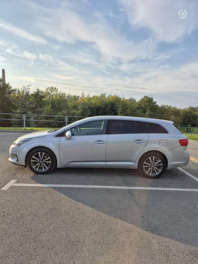 Toyota Avensis 2014 — rear view