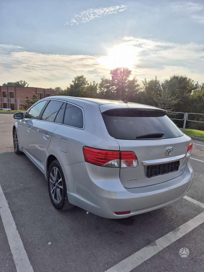 Toyota Avensis 2014 — interior