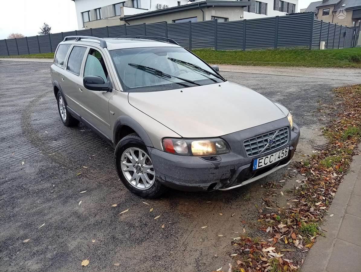 Volvo XC70 2004 — rear view