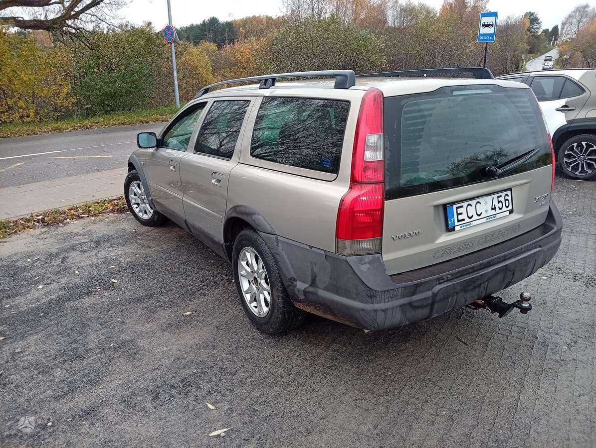 Volvo XC70 2004 — engine 2500 cm³, 209 HP (154kW)