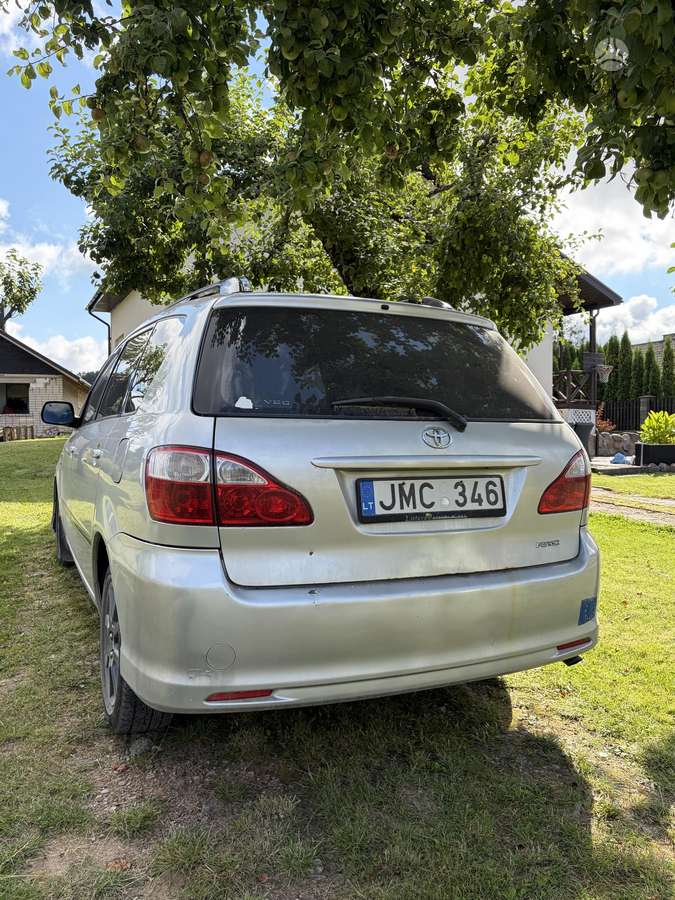 Toyota Avensis 2004 — rear view