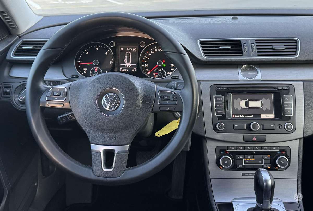 Volkswagen Passat 2011 — photo 17