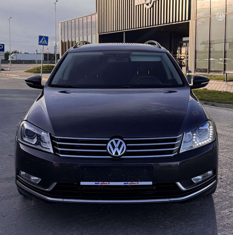 Volkswagen Passat 2011 — rear view