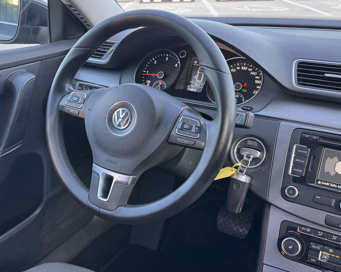 Volkswagen Passat 2011 — photo 23