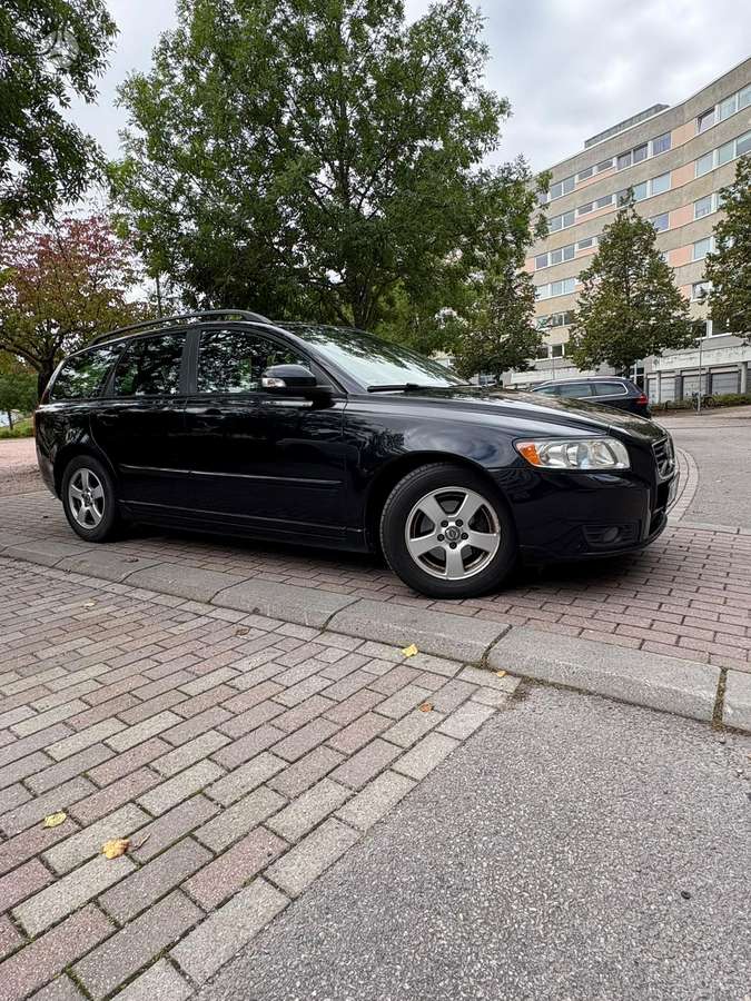 Volvo V50 2010 — rear view