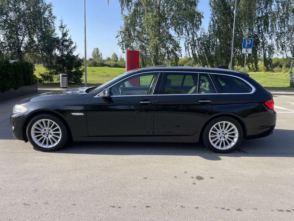 BMW 523 2011 — rear view