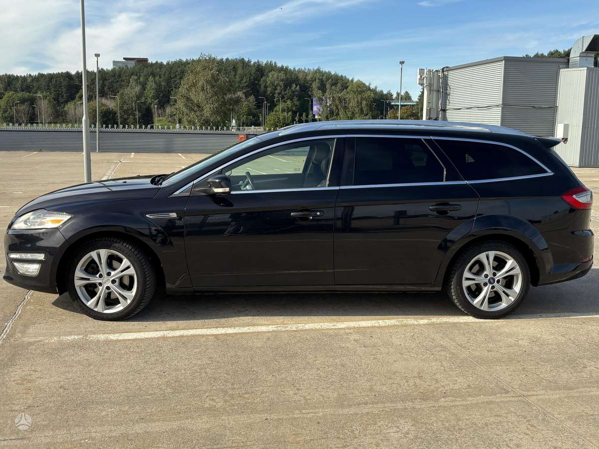 Ford Mondeo 2011 — rear view