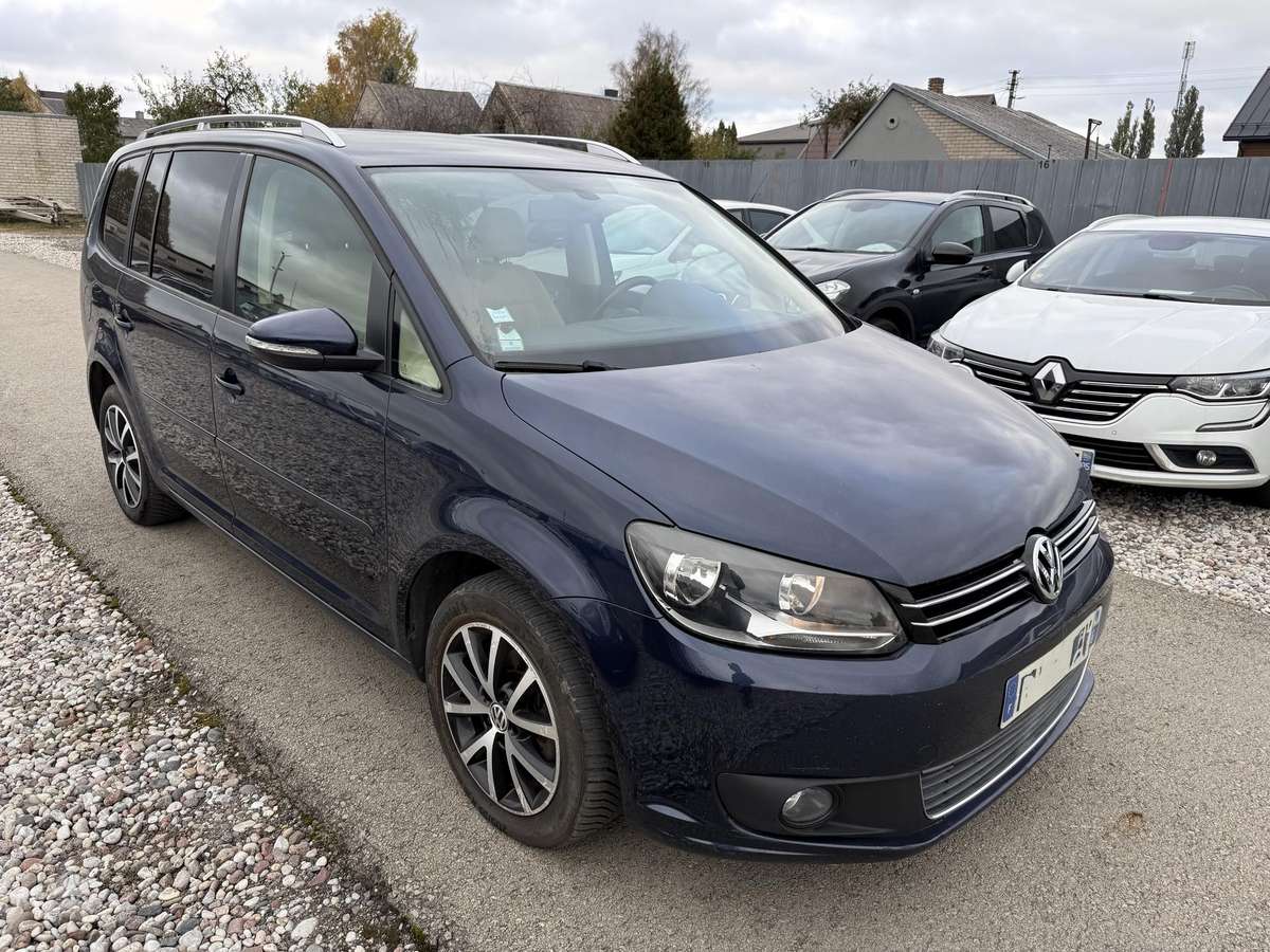 Volkswagen Touran 2011 — rear view