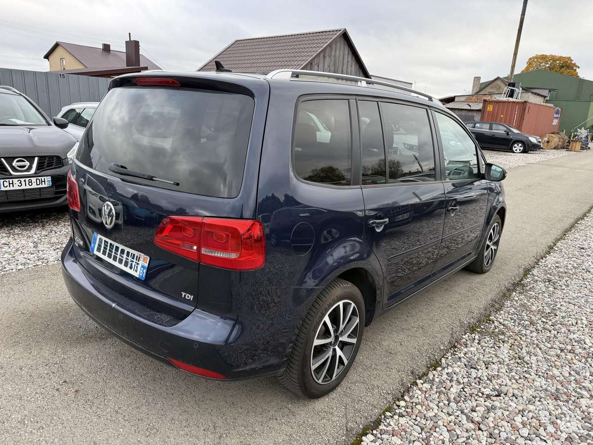 Volkswagen Touran 2011 — interior