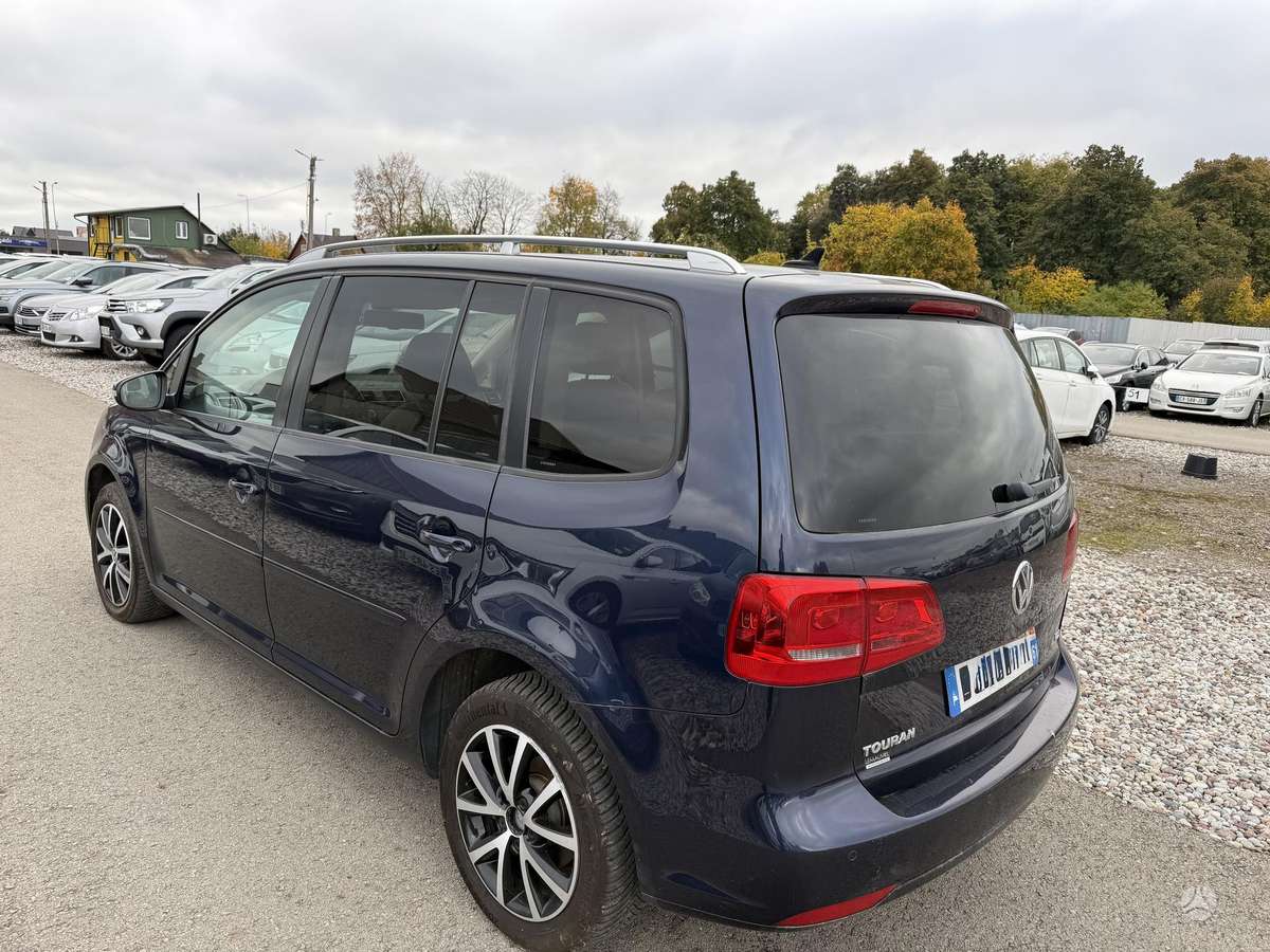 Volkswagen Touran 2011 — engine 1598 cm³, 105 HP (77kW)