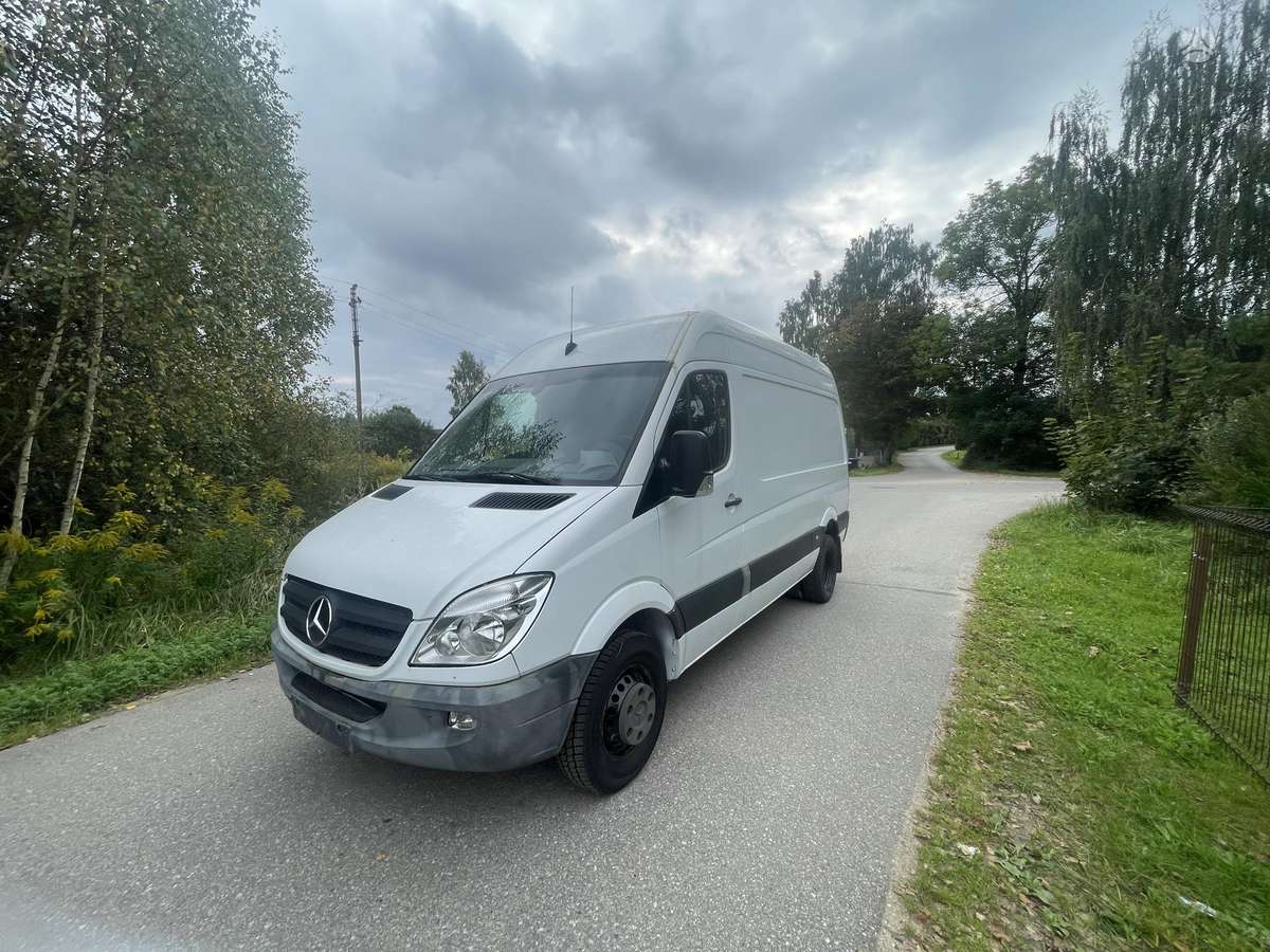 Mercedes-Benz Sprinter 2012 — rear view