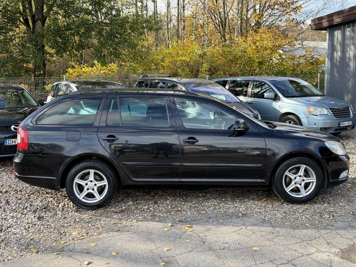 Skoda Octavia 2009 — rear view