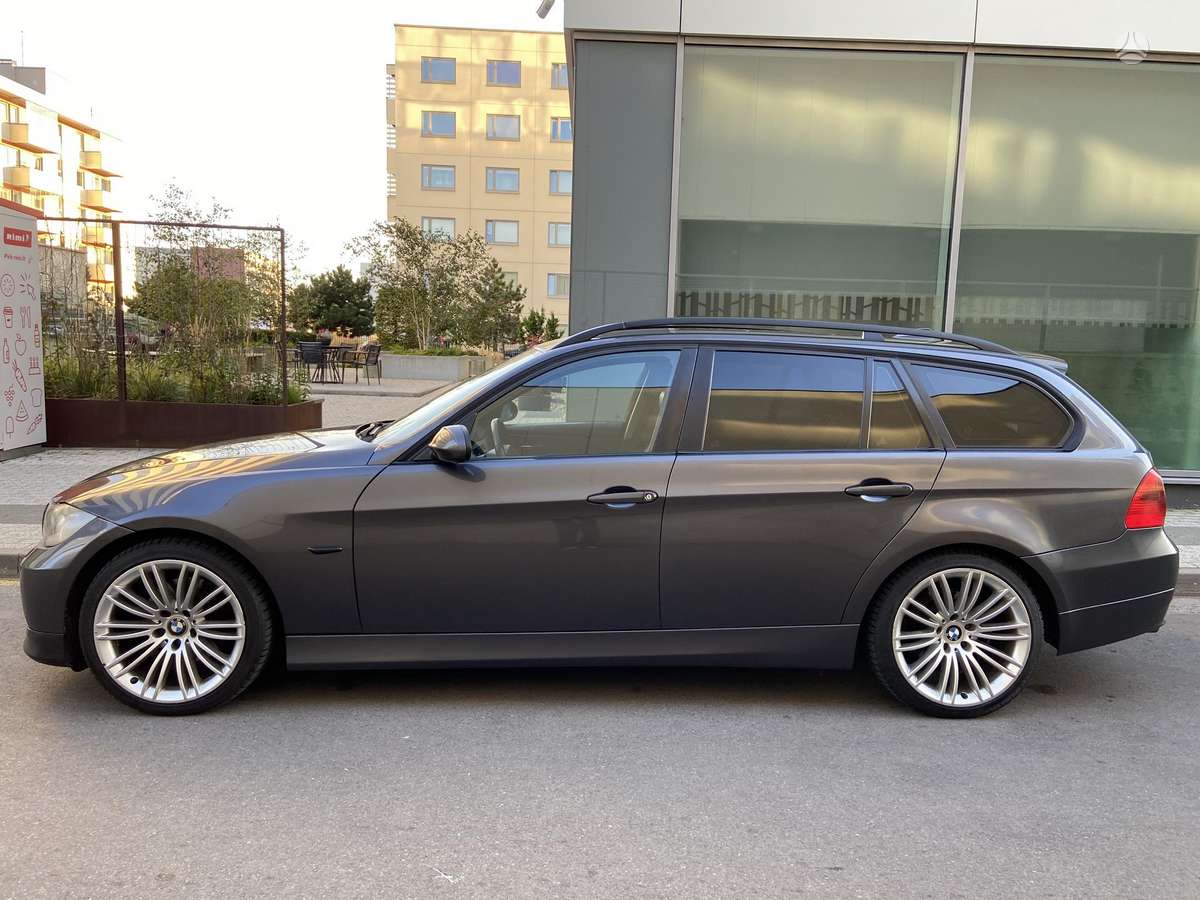 BMW 320 2008 — rear view