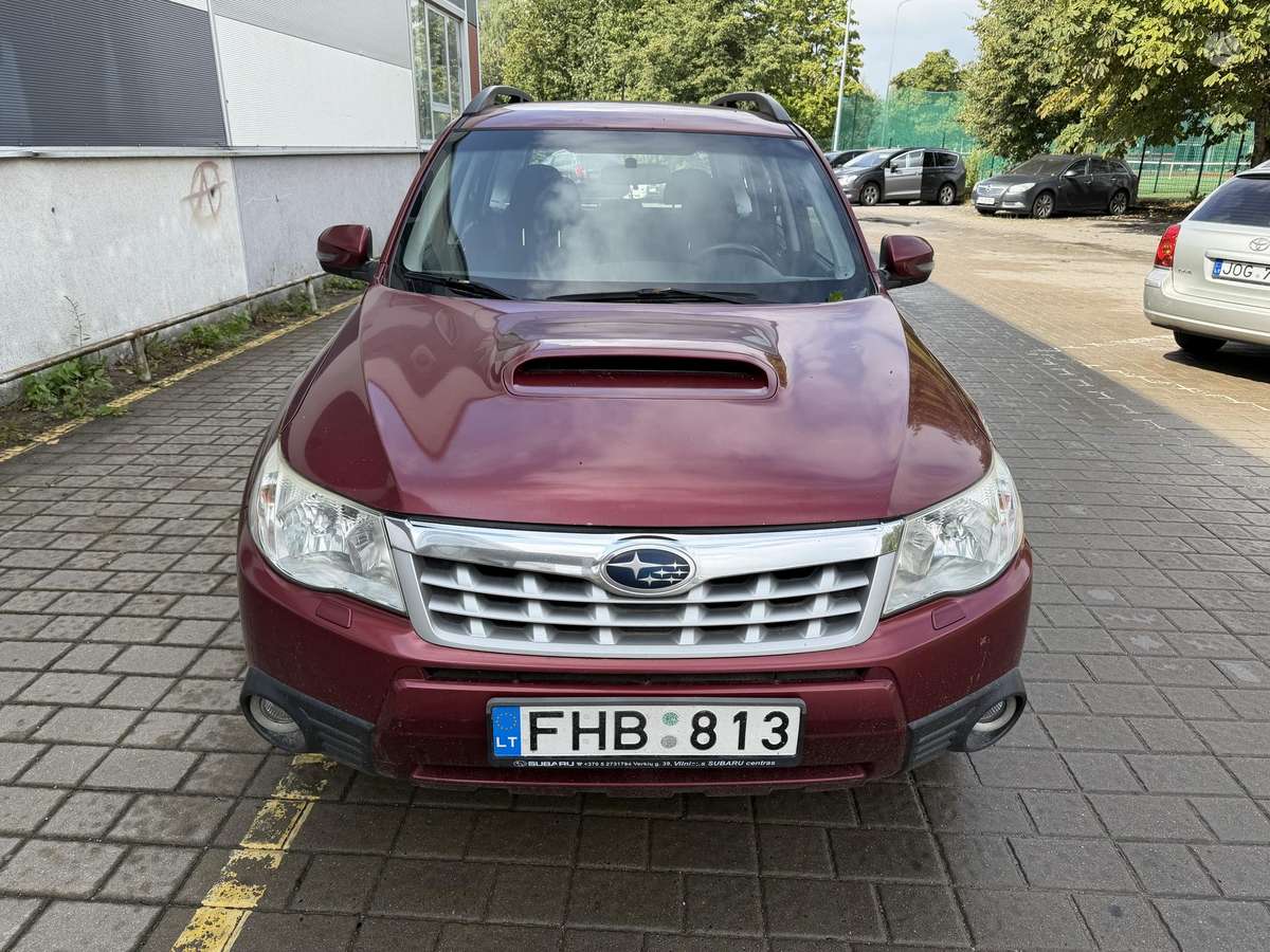 Subaru Forester 2011 — салон