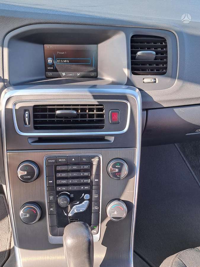 Volvo V60 2012 — photo 8