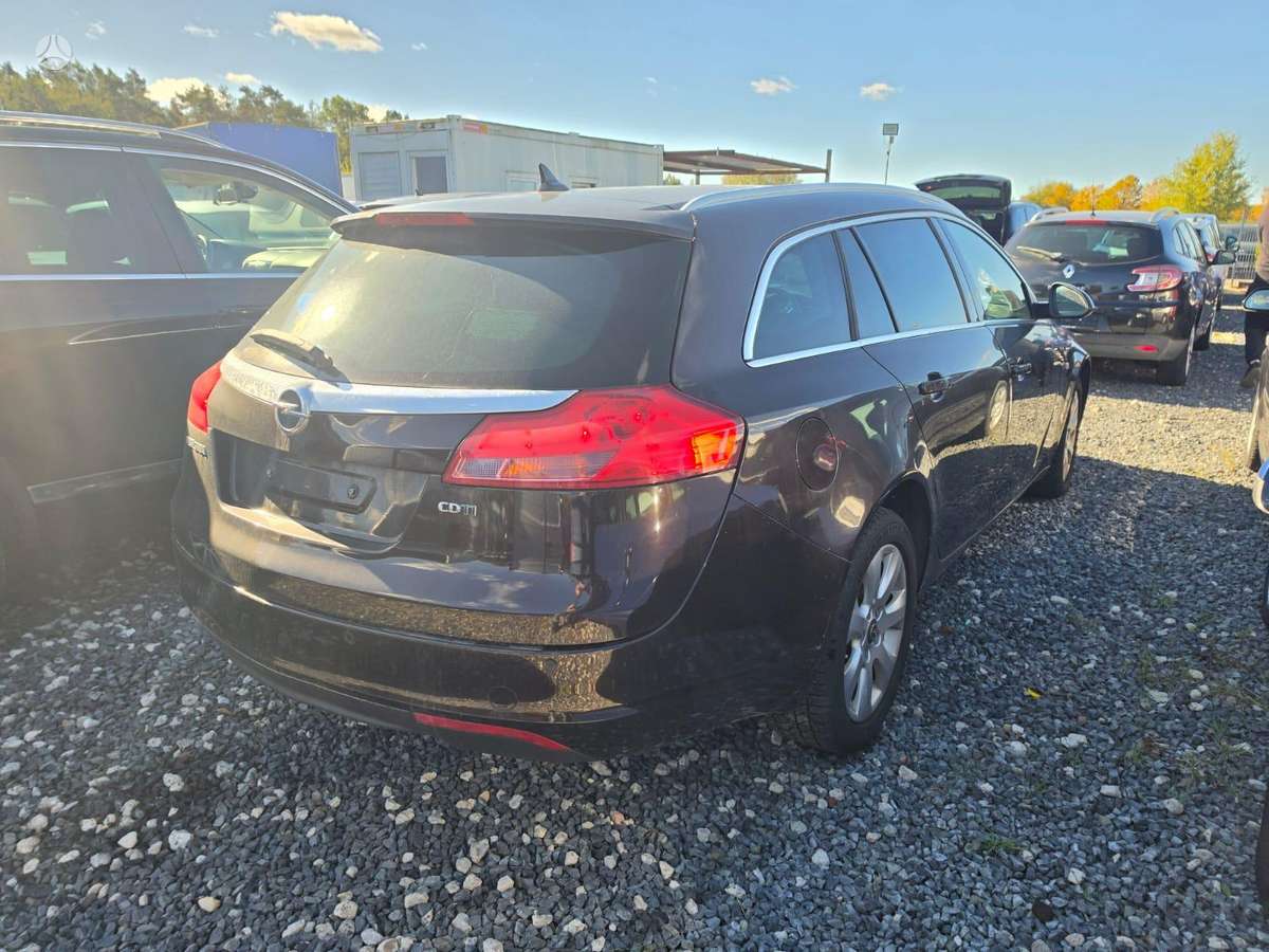 Opel Insignia 2011 — вигляд ззаду
