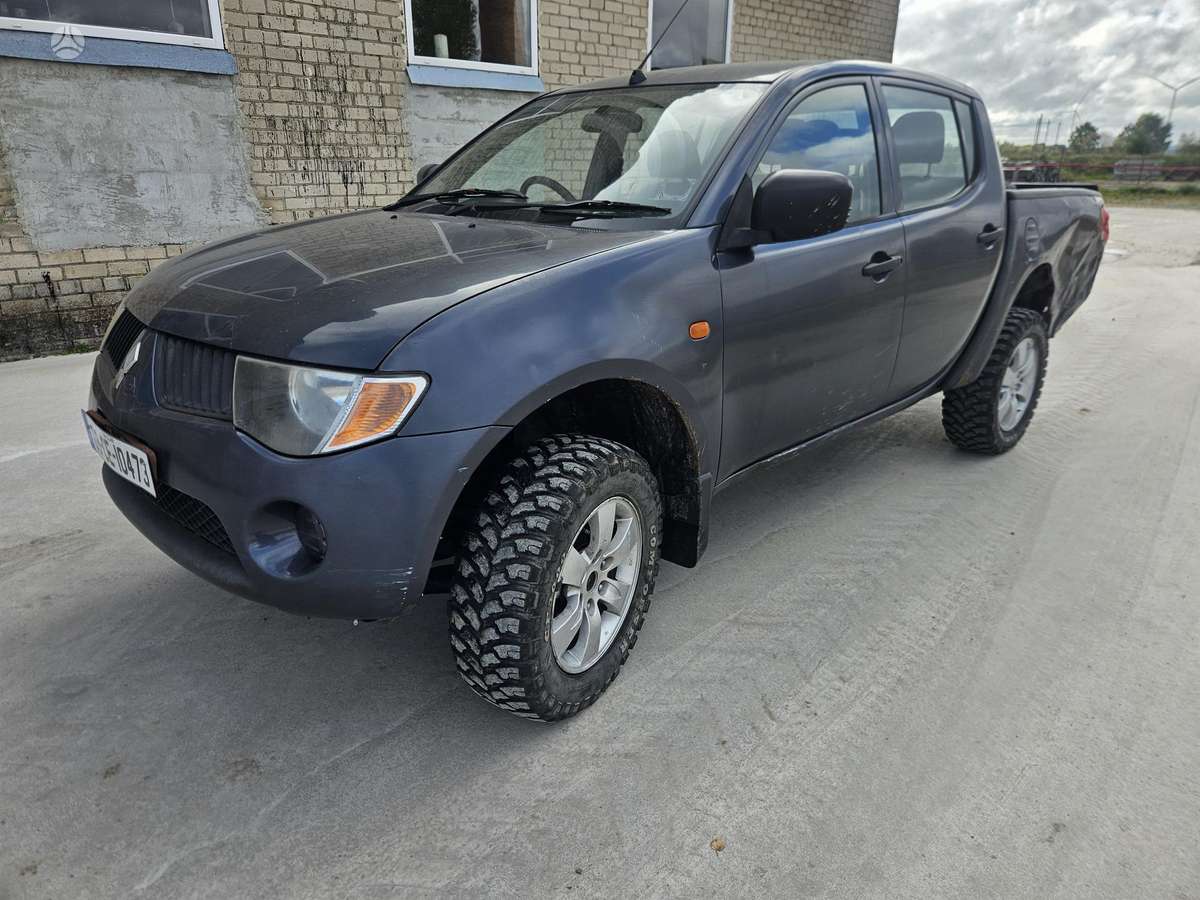 Mitsubishi L200 2009 — салон