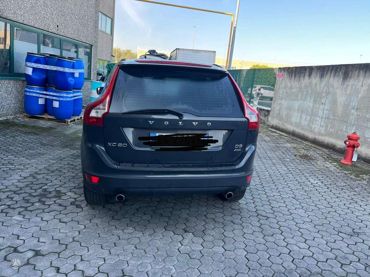 Volvo XC60 2011 — салон