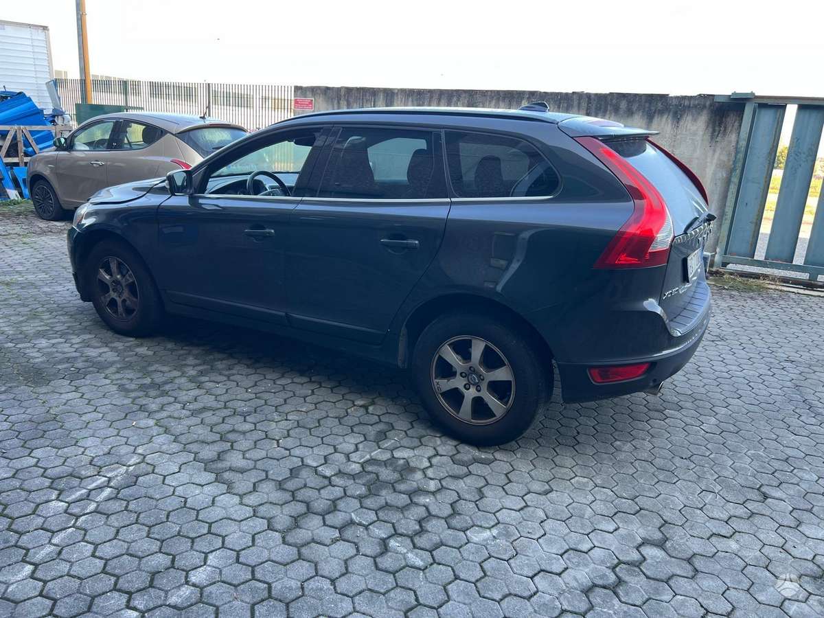 Volvo XC60 2011 — двигун 2400 cm³, 163 HP (120kW)