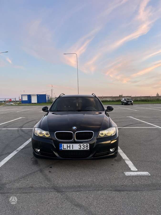 BMW 318 2009 — вигляд ззаду