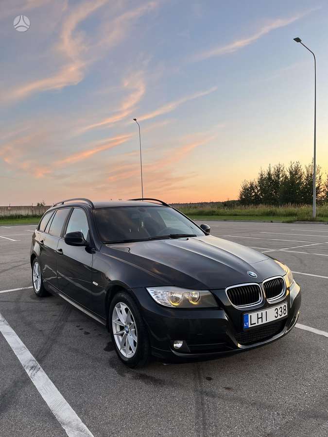 BMW 318 2009 — салон