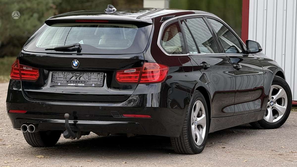 BMW 318 2013 — салон