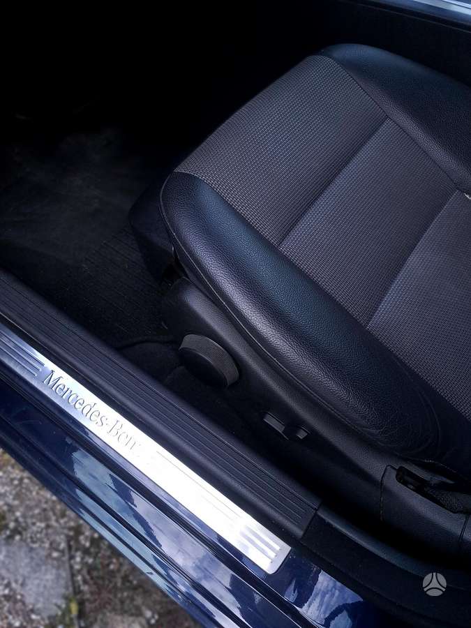 Mercedes-Benz C180 2012 — photo 17