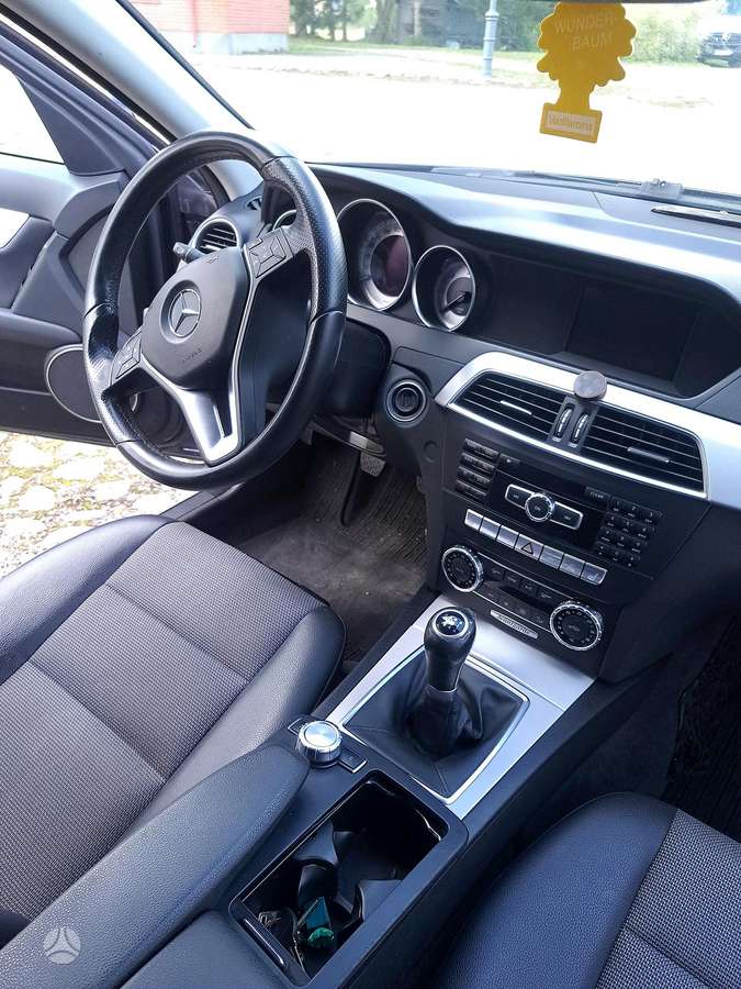 Mercedes-Benz C180 2012 — photo 19
