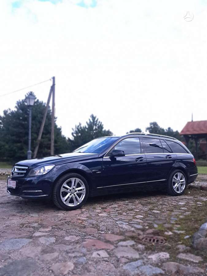 Mercedes-Benz C180 2012 — interior