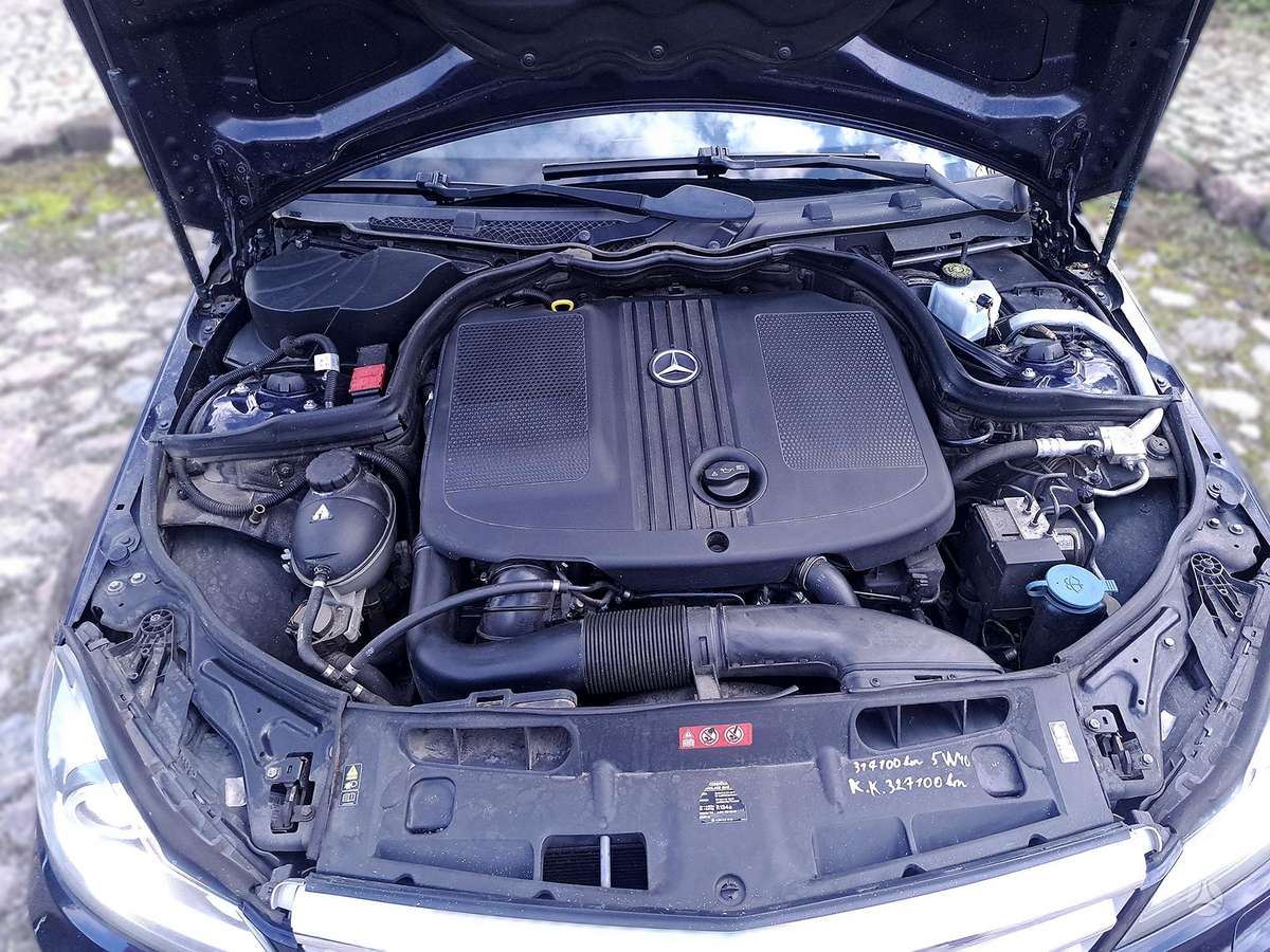 Mercedes-Benz C180 2012 — photo 30