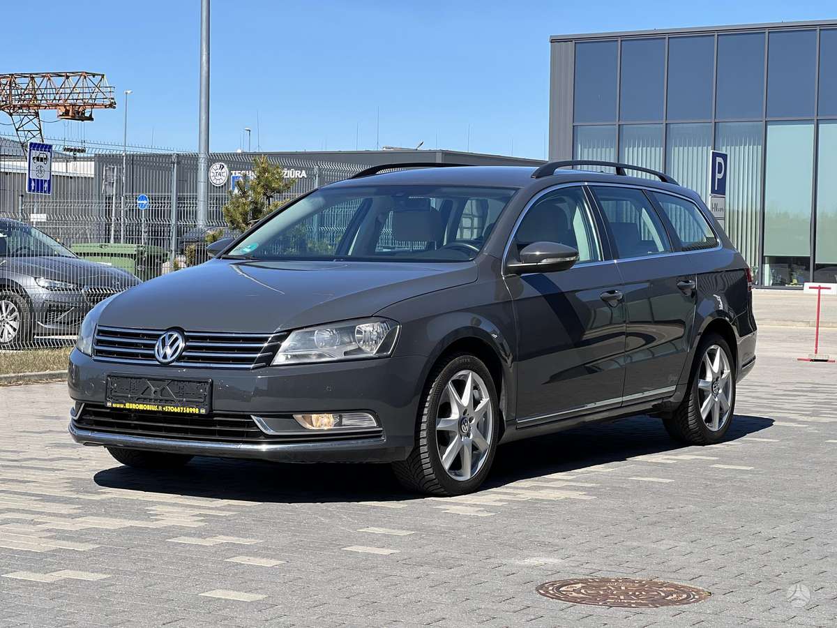 Volkswagen Passat 2012 — вигляд ззаду