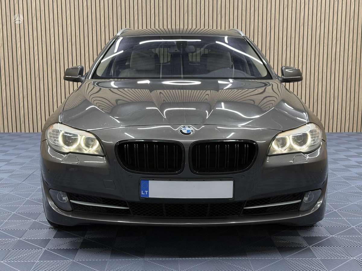 BMW 525 2011 — interior