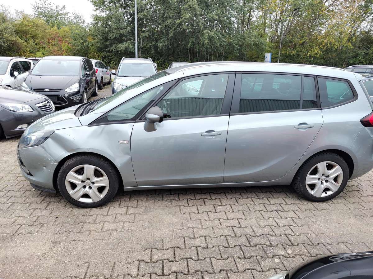 Opel Zafira 2014 — rear view