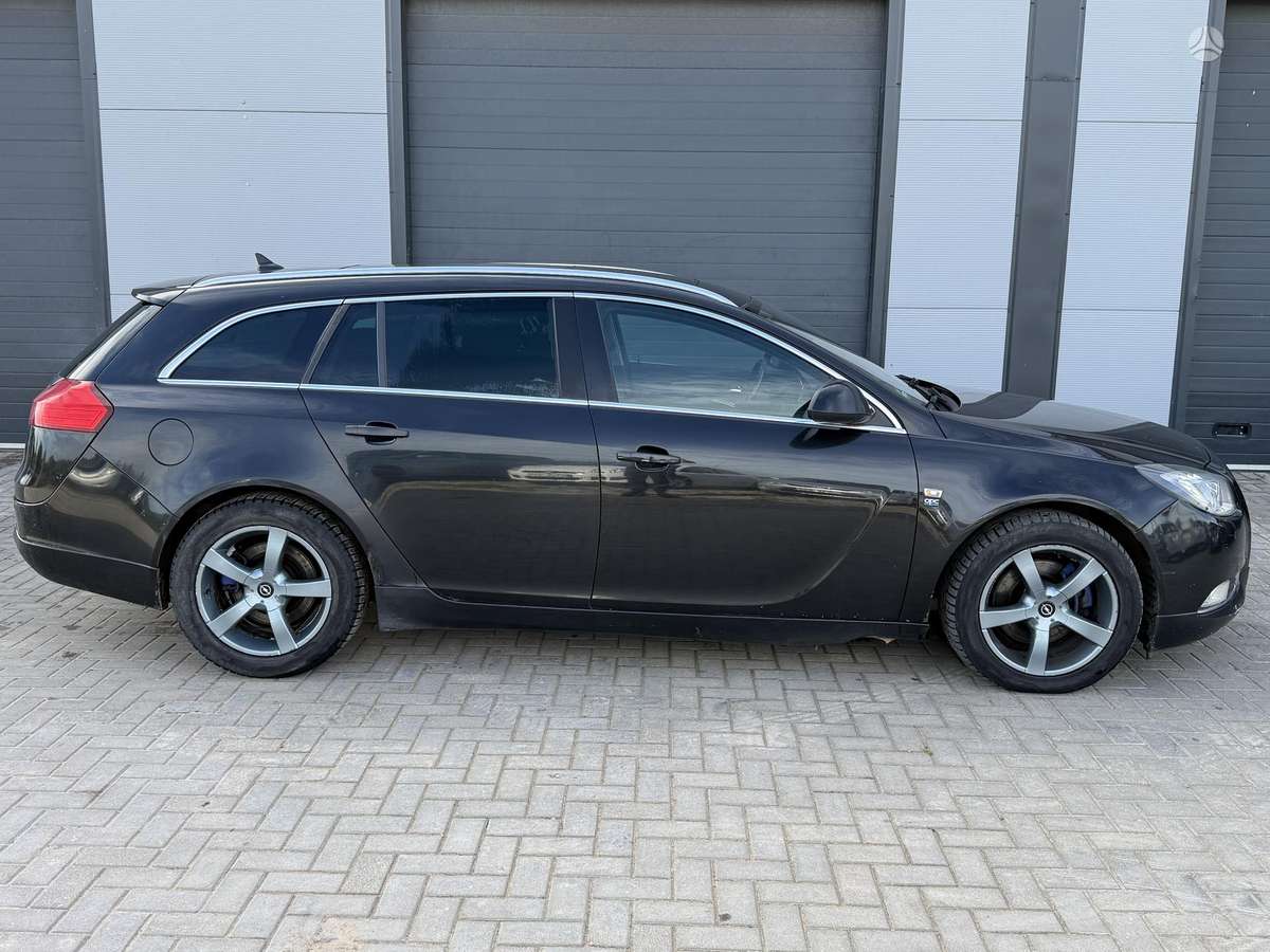 Opel Insignia 2009 — rear view