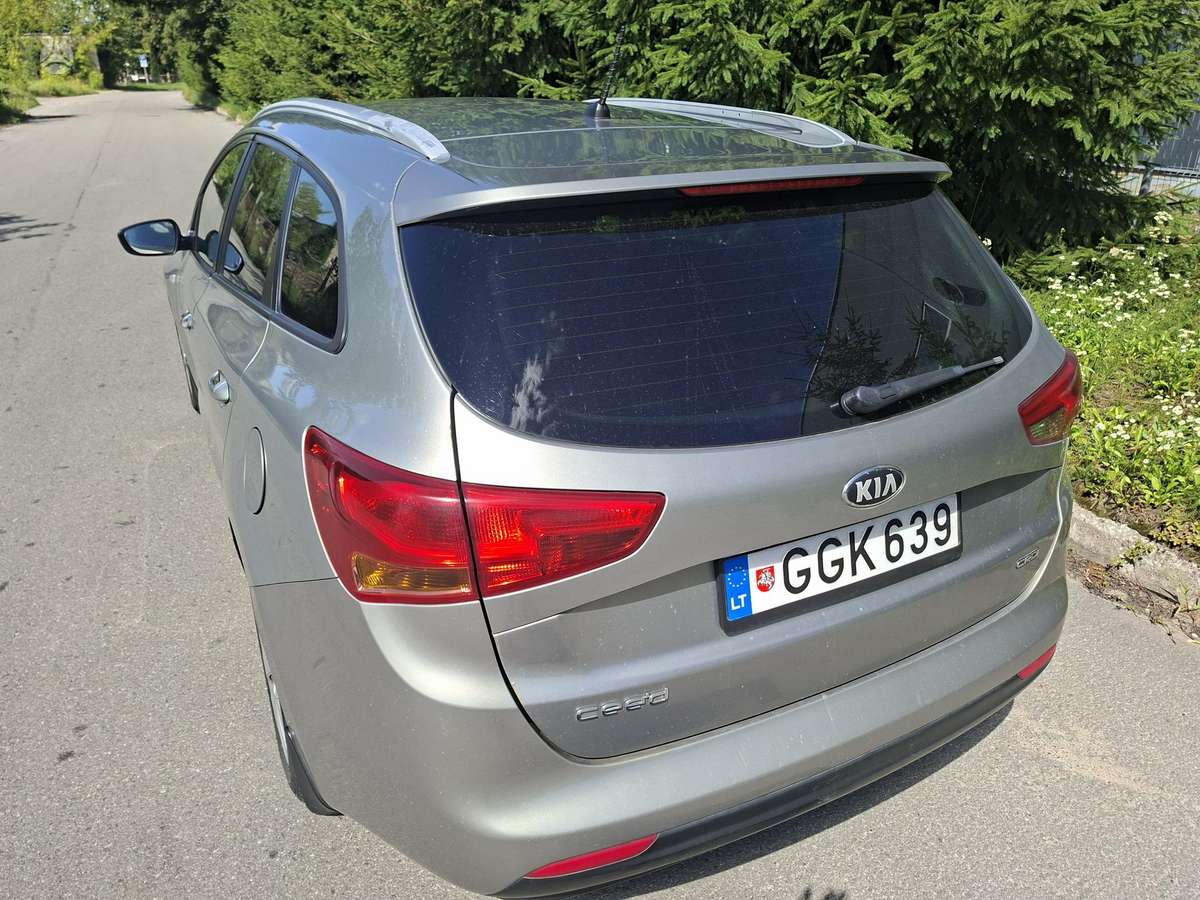 Kia Ceed 2013 — rear view