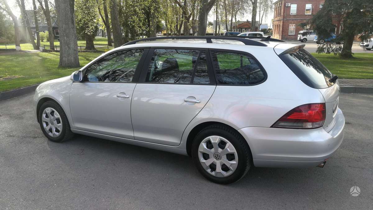 Volkswagen Golf 2011 — салон