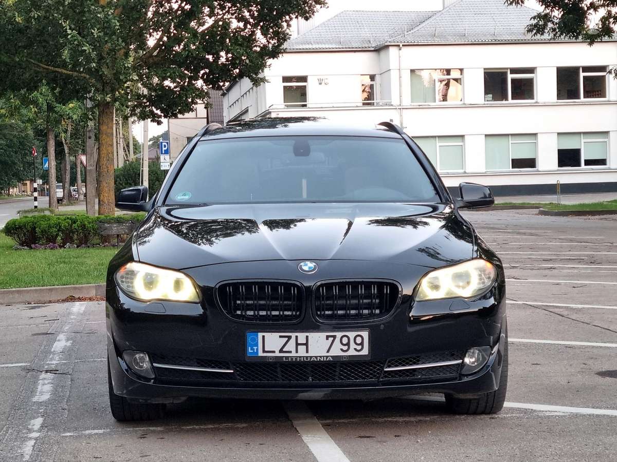 BMW 525 2011 — rear view