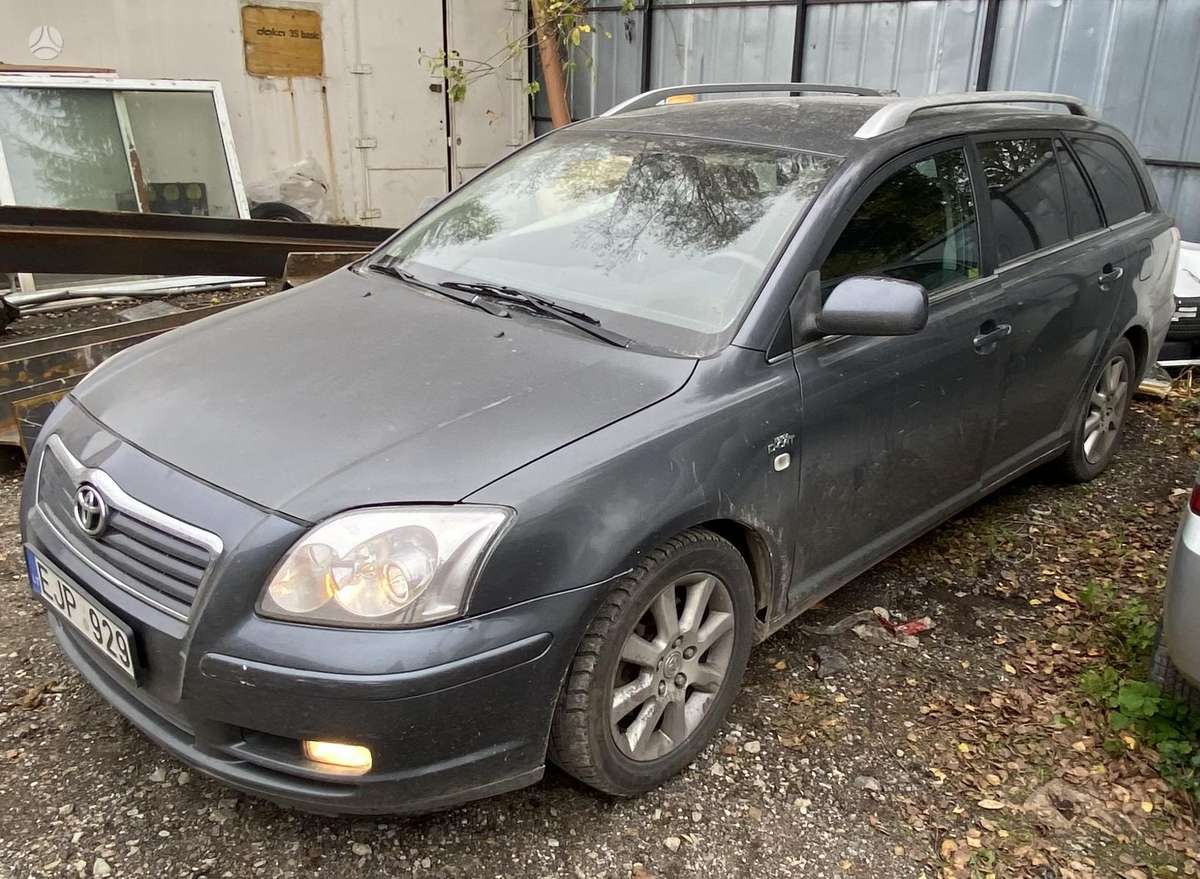 Toyota Avensis 2005 — rear view