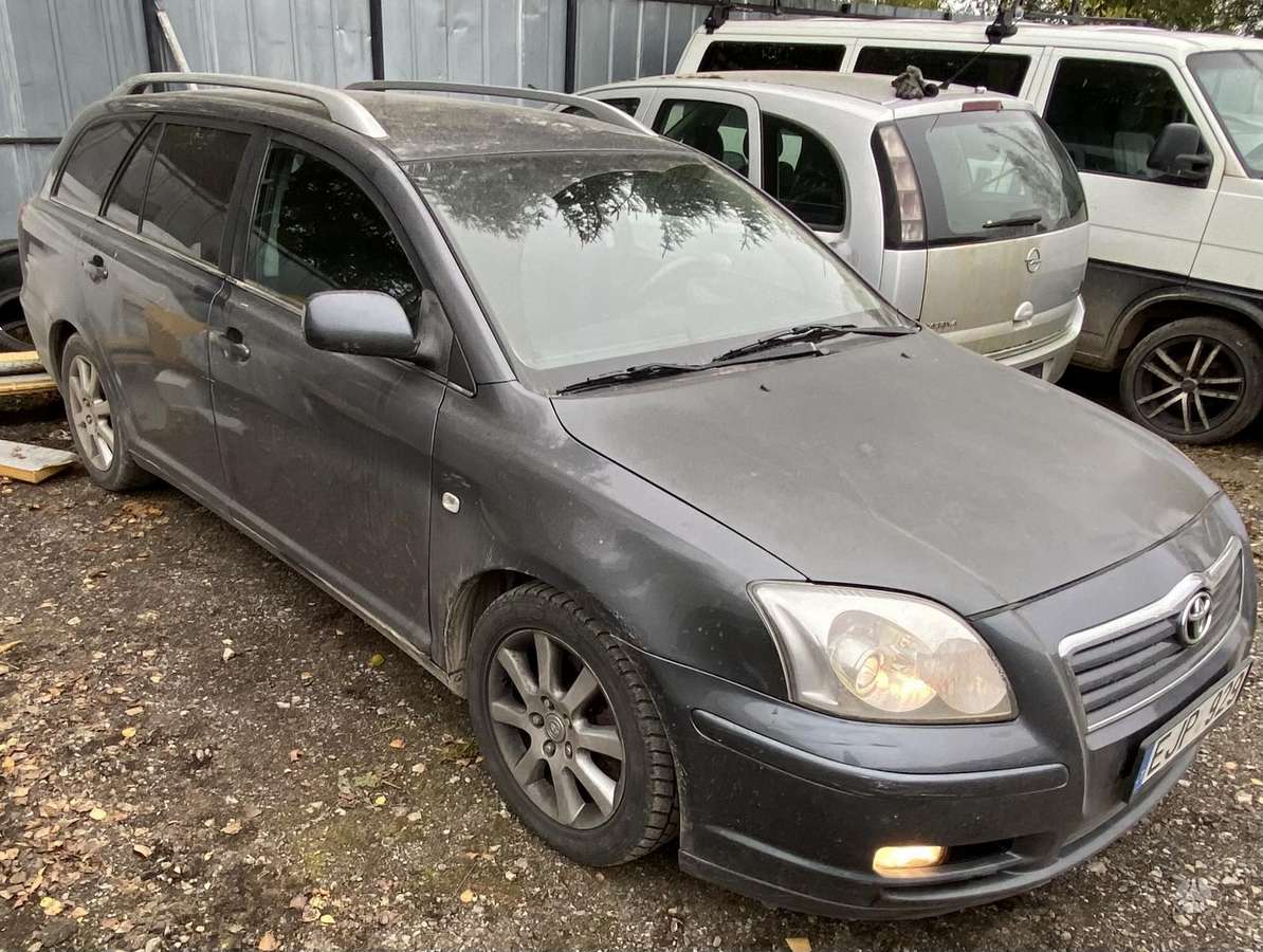 Toyota Avensis 2005 — interior
