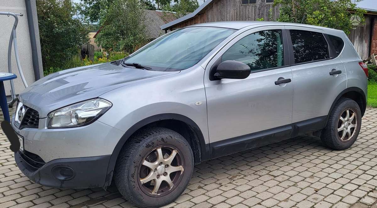 Nissan Qashqai 2011 — rear view