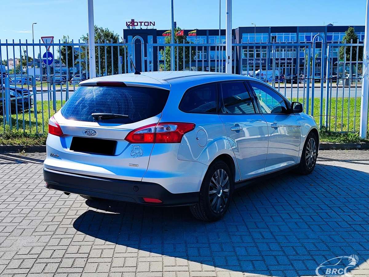 Ford Focus 2012 — interior