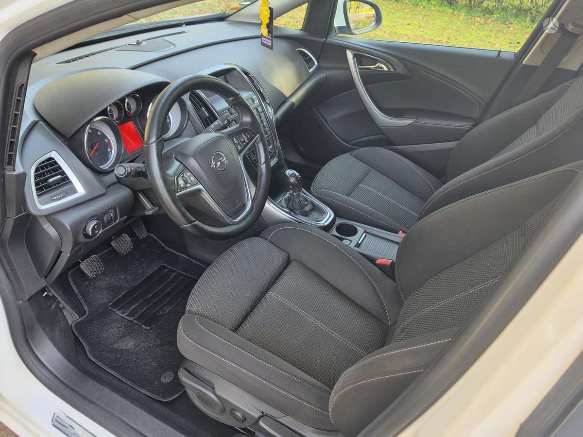 Opel Astra 2013 — photo 10