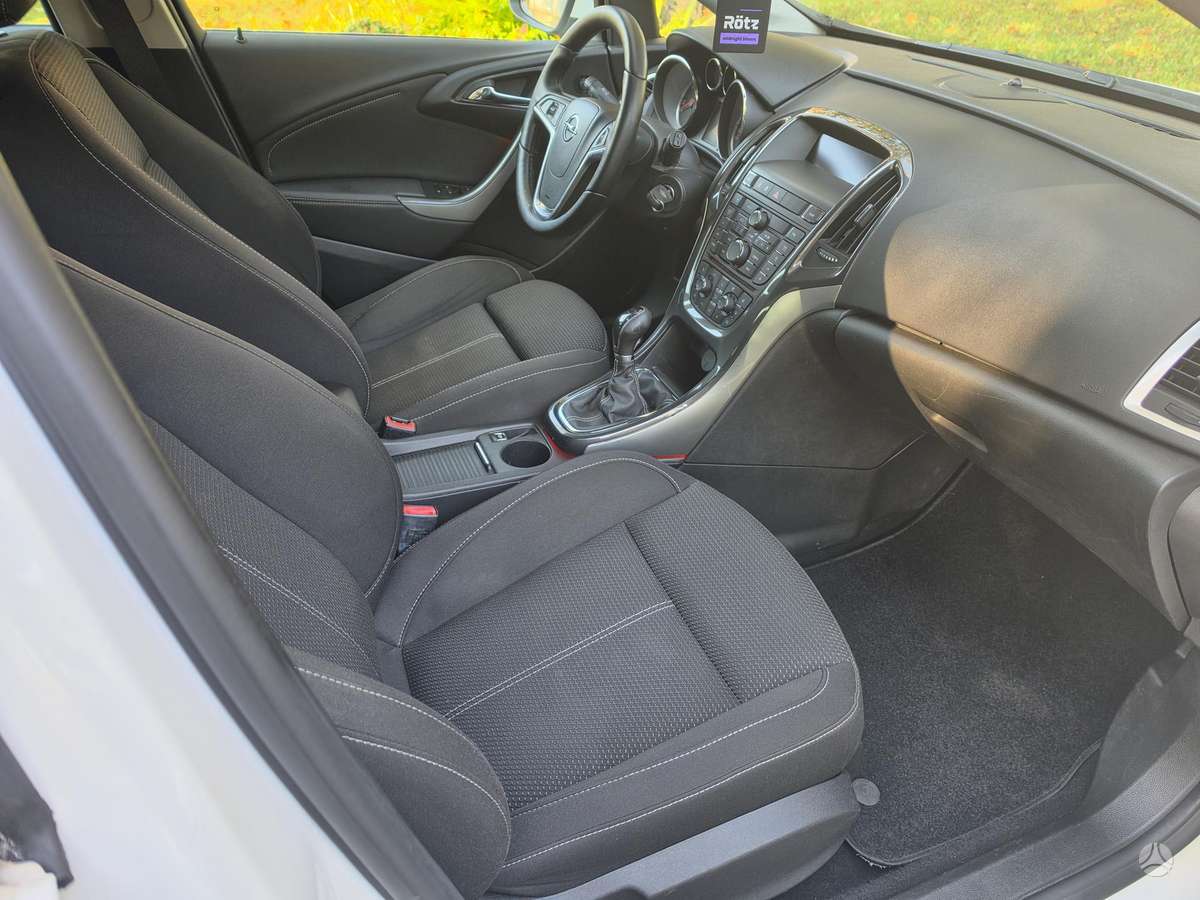 Opel Astra 2013 — photo 11