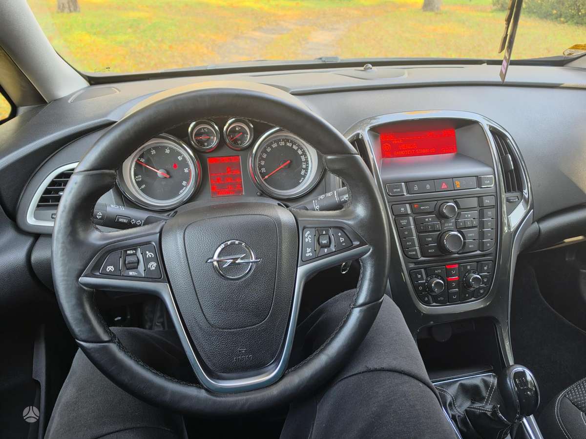 Opel Astra 2013 — photo 12